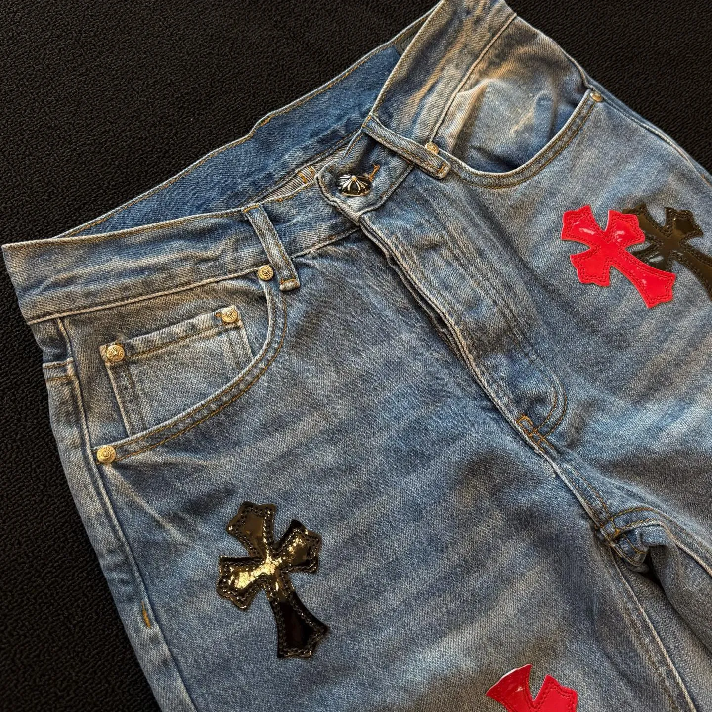 P300 style number: D383 Chrome hearts -CH Chrome hearts new mirrored red leather leopard print cross patch leather washed blue jeans SIZE #28 30 32 34 36 Size reference # Pants length 102 104 106 108 110 Waist 70 75 80 85 90 Hip 96 101 106 111 116